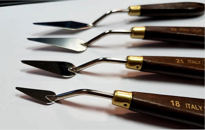 A stukkó formázáshoz speciális spatula-ra van szükség, úgynevezett paletta késre. 