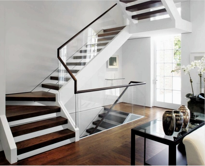 Fa lépcsőház modern stílusban.