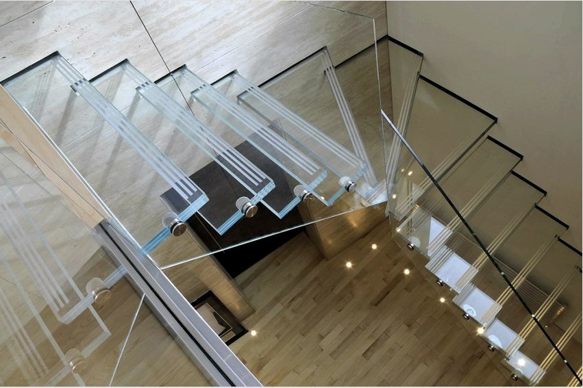 Edzett üveg lépcső