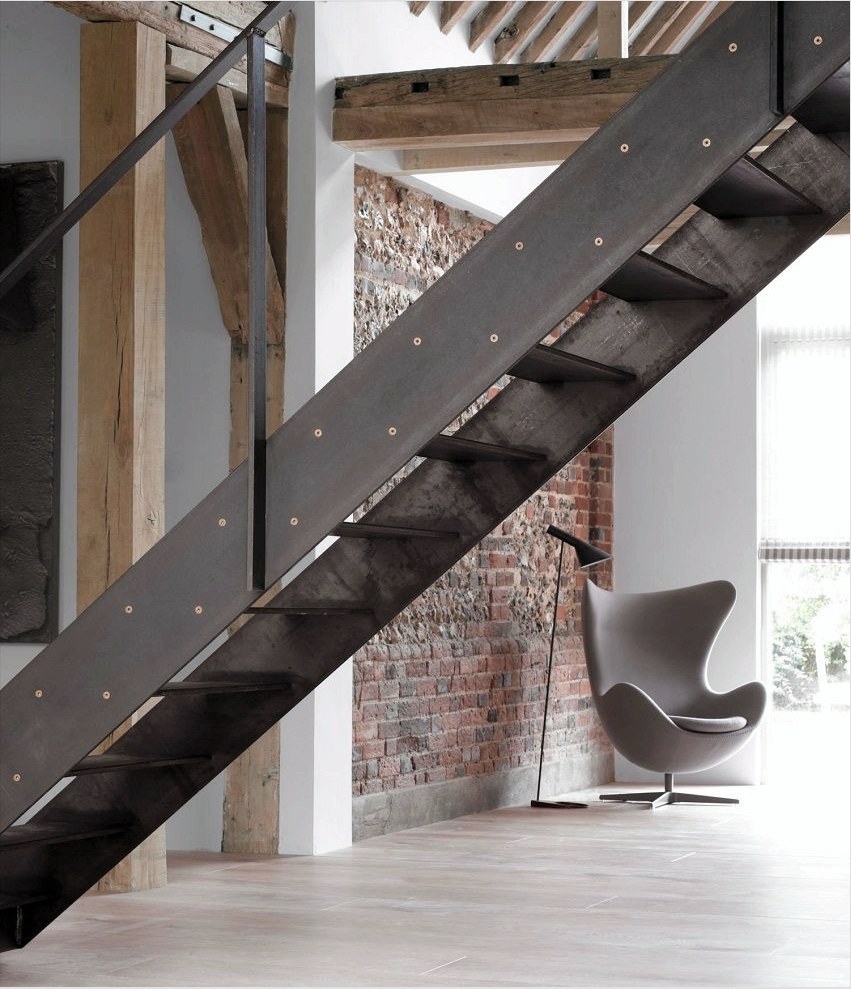 Fém lépcsőház a "minimalizmus