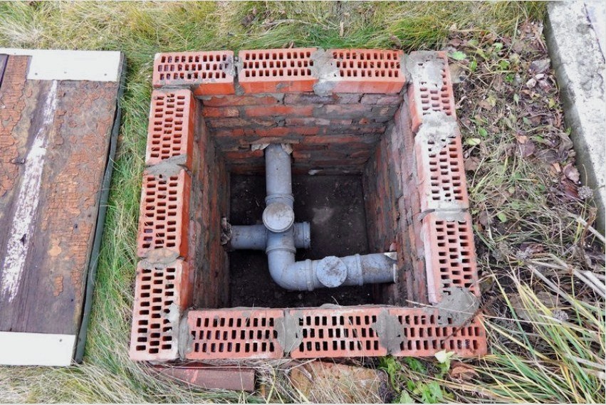 A csatornacsöveket zárt, nyári zuhany elvezető rendszer megszervezésére használják