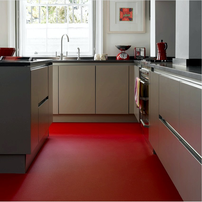 A padlón ragyogó kontrasztos vörös linóleum lesz a konyha belső hangsúlya
