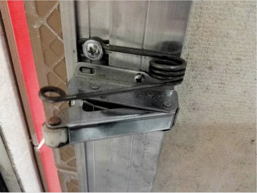 A zsanérok és a nyílásmechanizmusok ellenállnak az ajtó 6–23 kg-os súlyának, szemben az anyaggal