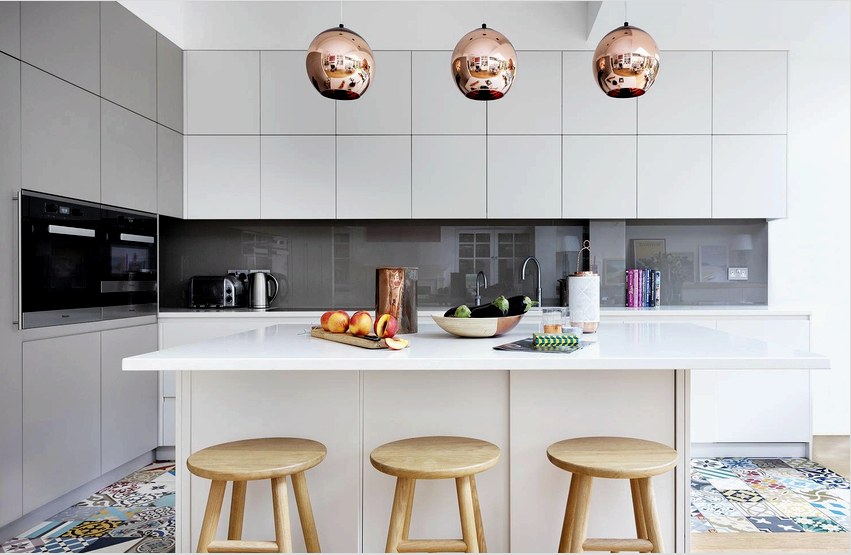 A konyha elegáns és hatékony dekorációja egy arany színű világítótestet jelent