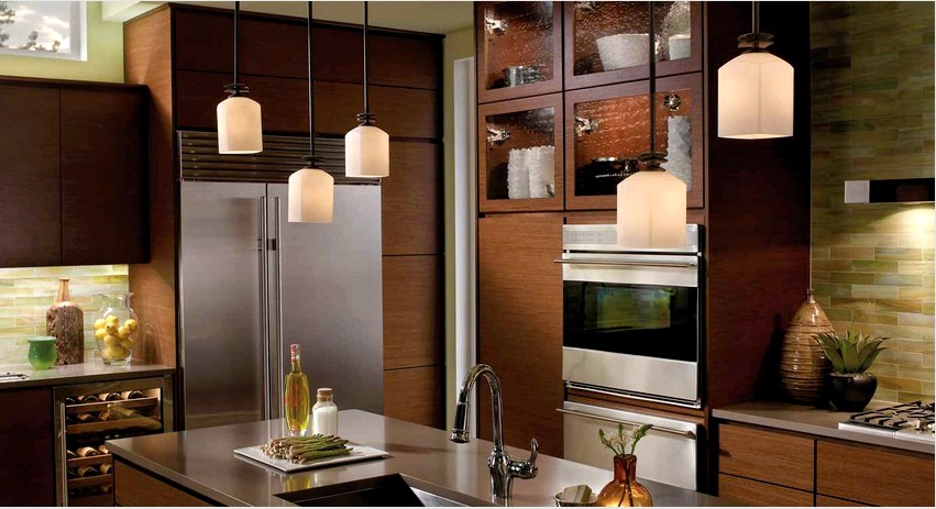 Egy hosszúkás konyhához olyan csillárbeállításokat kell választania, amelyek egy sorban elhelyezkedő több plafonból állnak