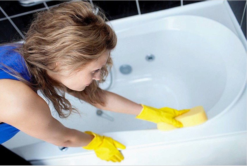 A fürdőt hetente egyszer nem agresszív tisztítószerekkel kell tisztítani.