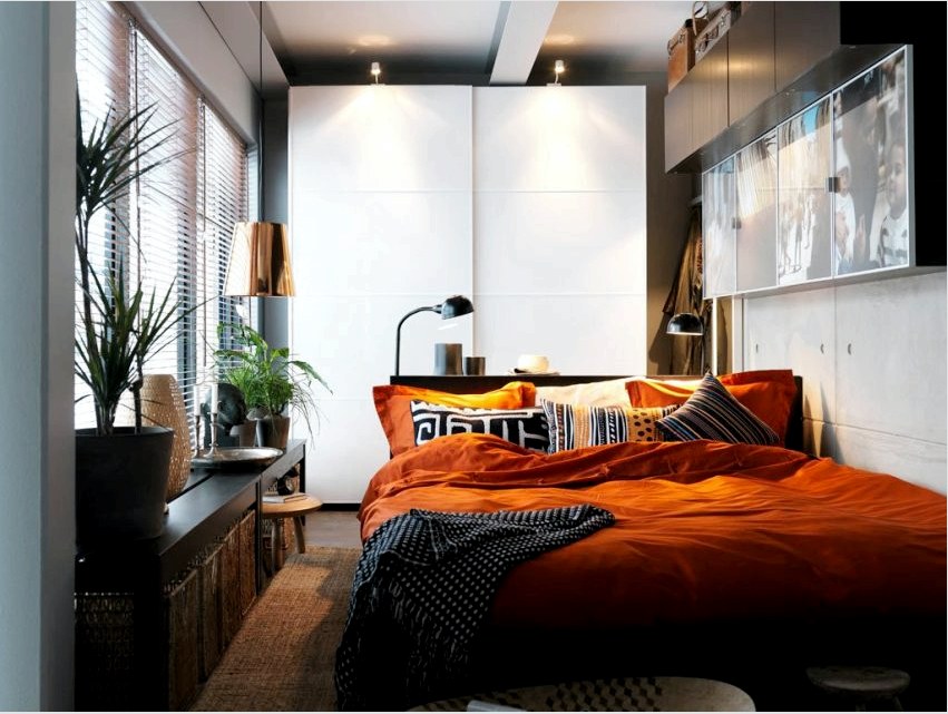 A kis hálószobában található ablakpárkány kiegészítő helyként felhasználható a szükséges dolgok elhelyezésére