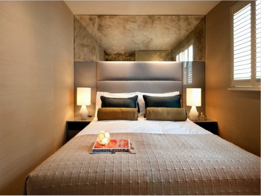 Egy keskenyebb ágy választása lehetővé teszi, hogy kis éjjeliszekrényeket helyezze el a hálószobában
