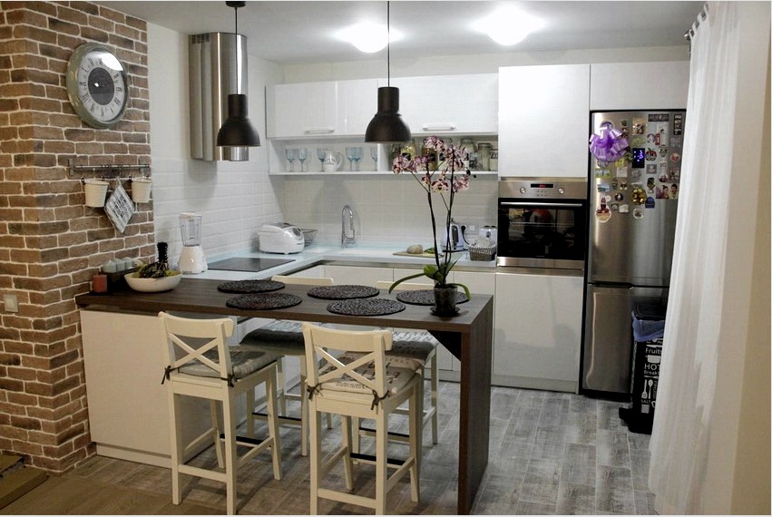 A kis konyha általában kis egyszobás apartmanokban található, ebben az esetben a nyílt terv a legjobb megoldás