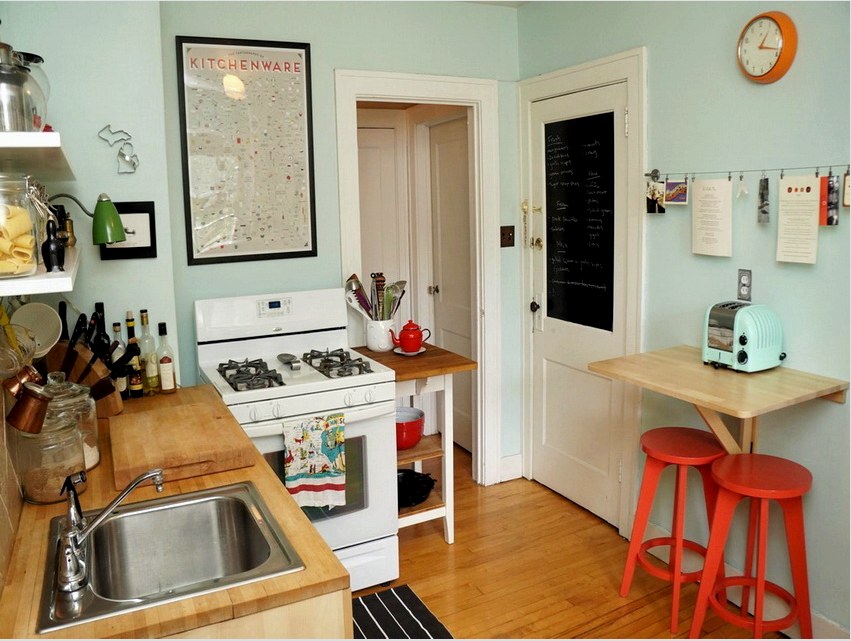 Ha 1-2 ember él a házban, és nem tervezi, hogy vendégeket fogadjon, akkor a falra rögzített kis asztal jó választás