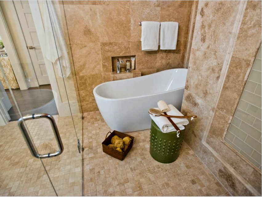 Az aszimmetrikus, elegáns fürdőkád bármilyen stílusban díszítheti a belső teret