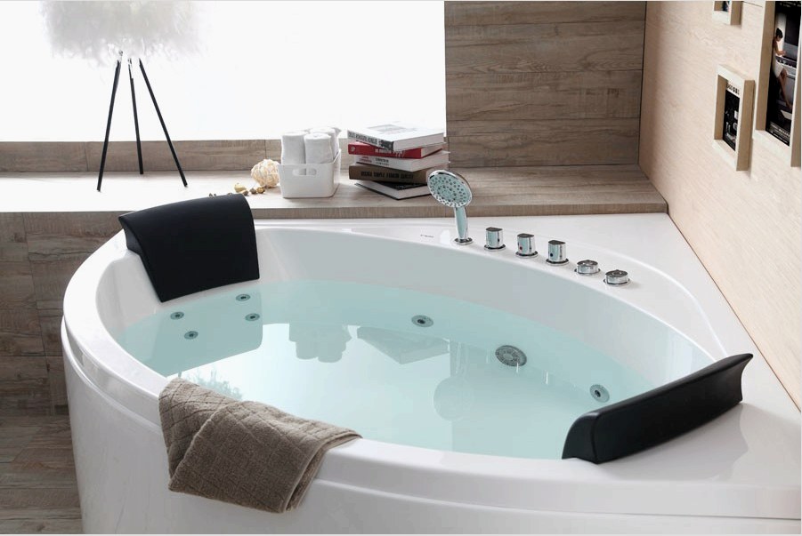 A fürdő kényelmes fejtámlákkal is felszerelhető.