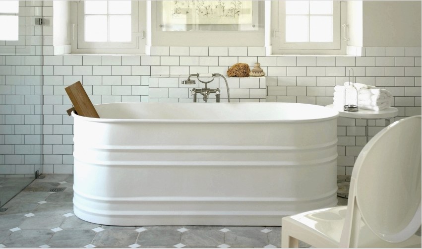 A kerámia fürdőkáda meglehetősen törékeny, ezért gyakran külsőleg más anyagokkal vannak díszítve, például acél-, réz- vagy mozaiklapokkal