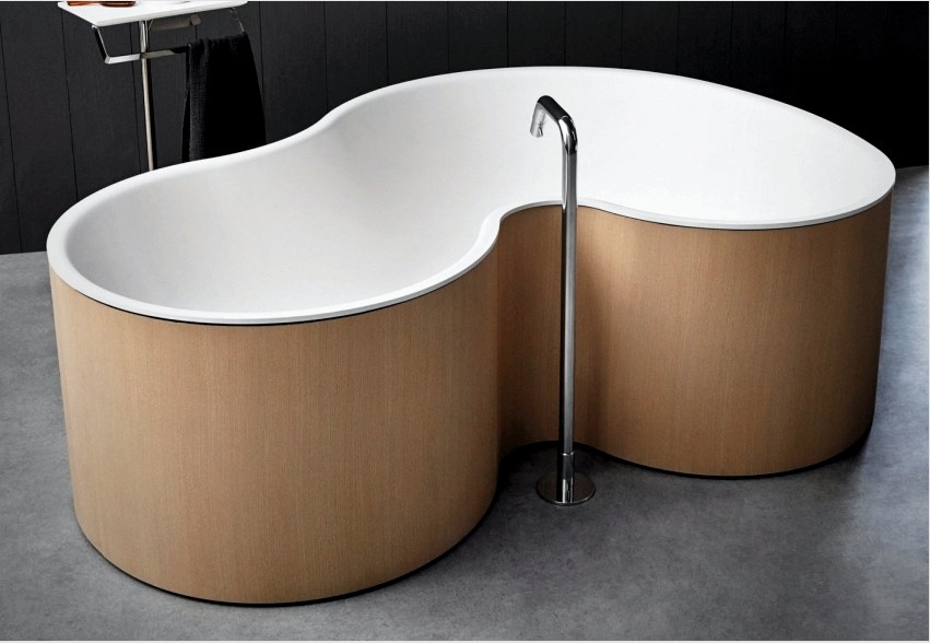 Szokatlan tervezői fürdőkád megrendelésre vagy kiállításokon megvásárolható.