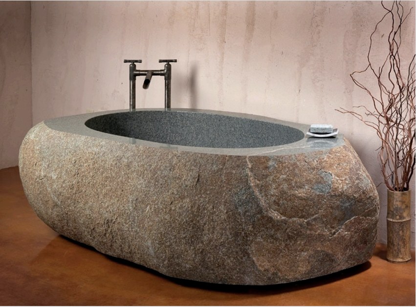 Természetes kőből készült fürdőkád létrehozása és felszerelése nemcsak költséges, hanem meglehetősen hosszú feladat is
