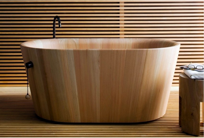 A fából készült fürdőkádakat gyakran használják szauna vagy kád elemként.