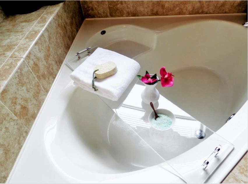 A sarokkád használata jelentősen megtakaríthatja a fürdőszoba helyét