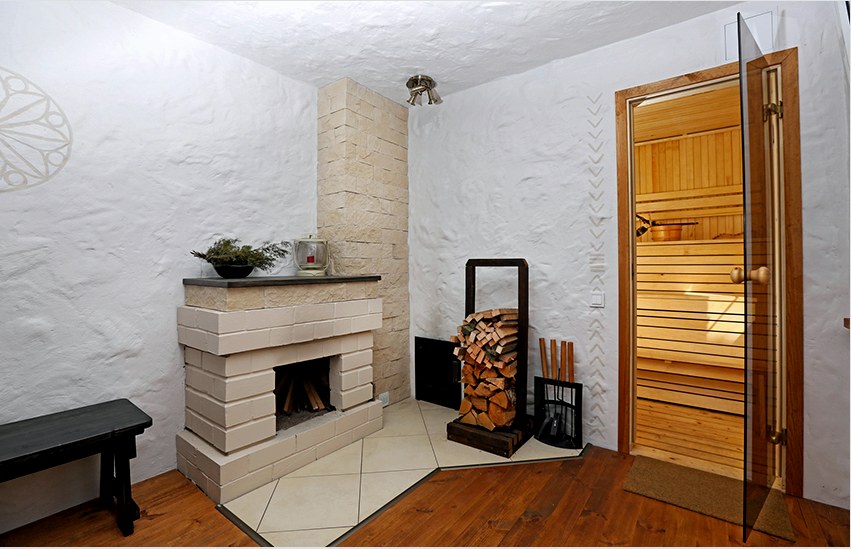 A kellemes, pihentető légkör megteremtéséhez valódi vagy dekoratív kandallót helyezhet a szobába