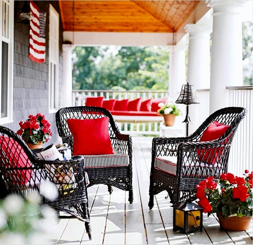 Könnyű rattan székek jól néznek ki a nyitott verandán