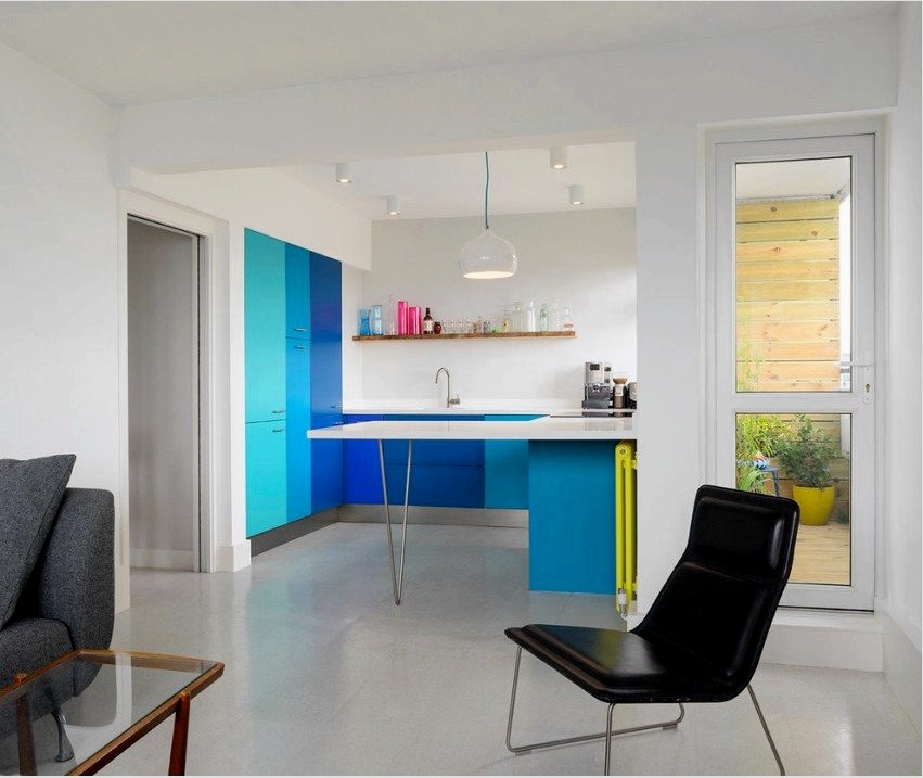 A konyha-nappali egyszerű kialakítása a minimalizmus stílusában
