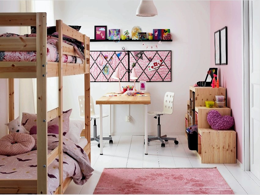 Ha két lány van a családban, akkor a szoba megtervezéséhez oda kell figyelni a textilre és a dekorációra