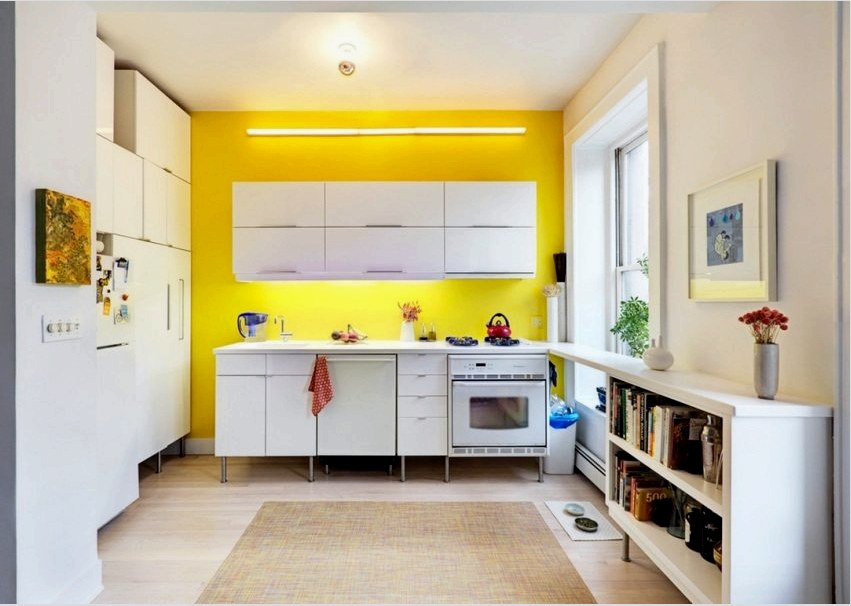 A konyha működő falát élénk sárga, víz alapú festékkel festettük