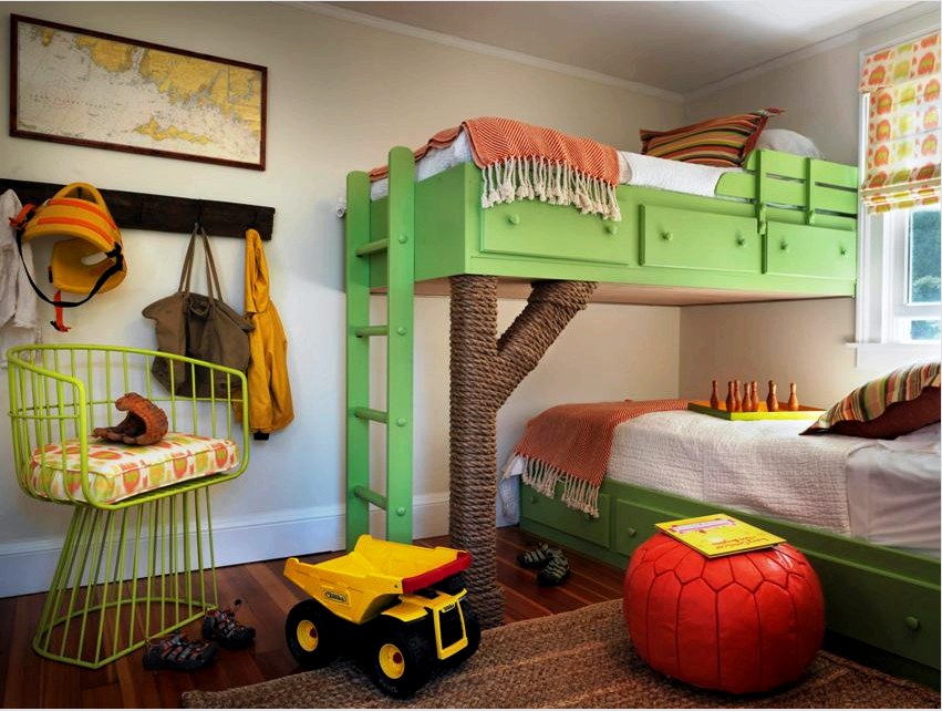 Kétszintes többszintes ágy segít helyet takarítani a gyermekszobában