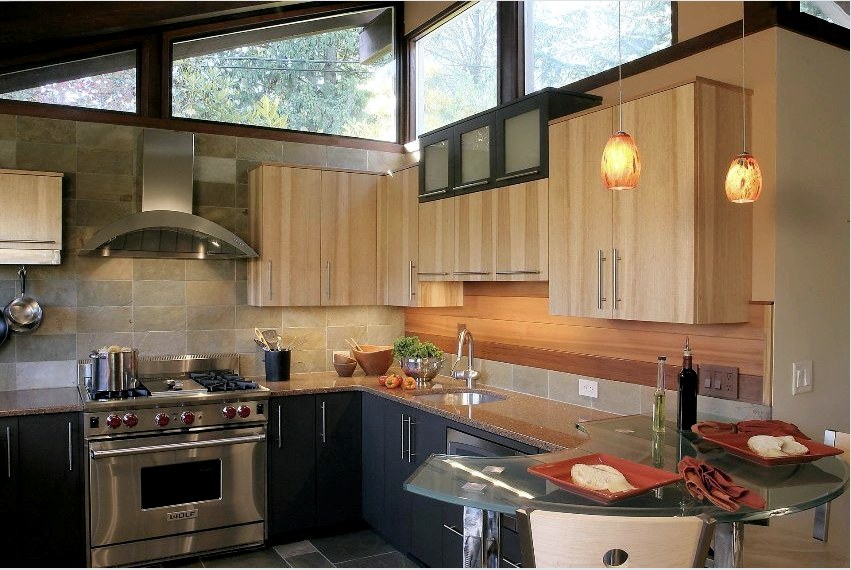 A konyha munkaterületének befejezéséhez műanyag paneleket és dekoratív téglát használtak.