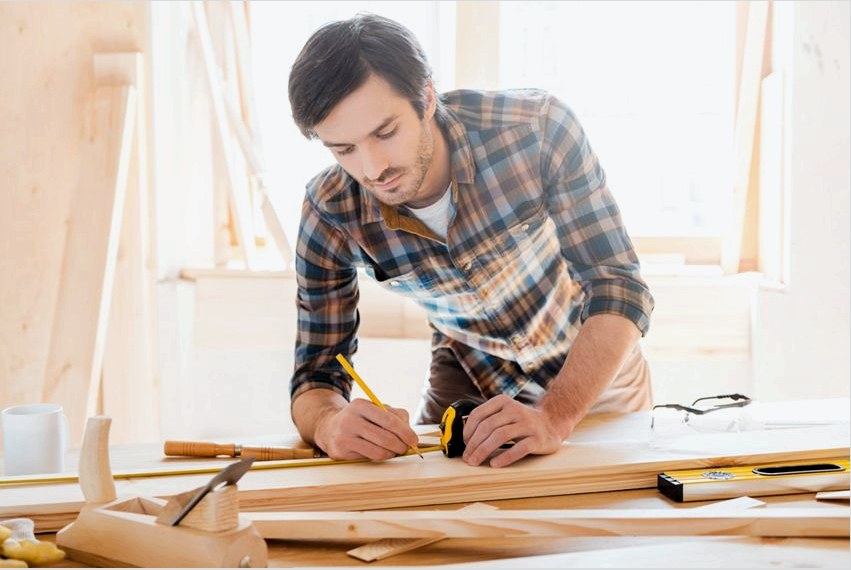 A fából készült bútorok saját kezű készítése bizonyos ismereteket és készségeket igényel az asztalos munkában