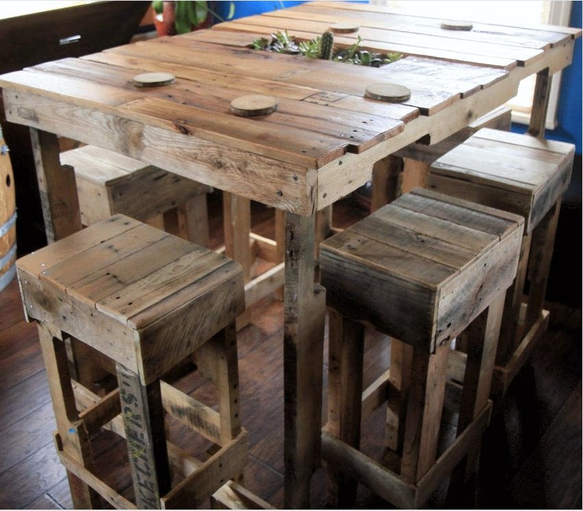 Étkezőszék és magas rakók fából készült raklapokból
