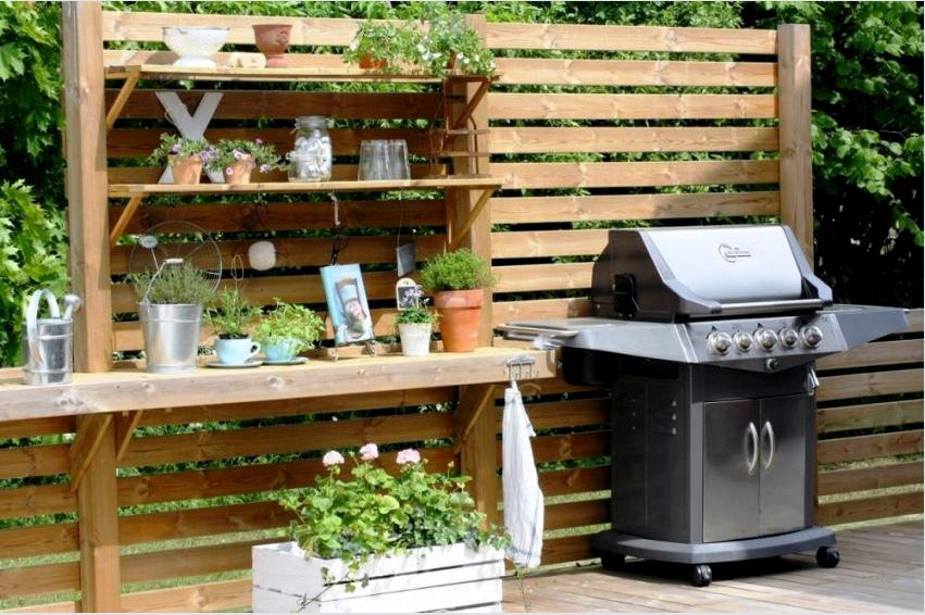 A raklapokból kényelmes kerti grillhelyet építhet a kertben
