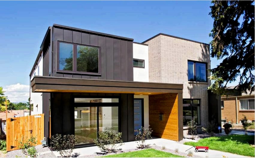 Különböző burkolóanyagok kombinációi felhasználhatók egy modern épület díszítésére.