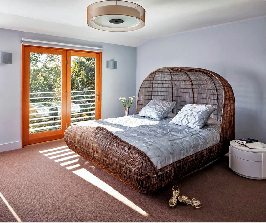 A szokatlan formájú, természetes rattanból készült ágy lesz a hálószoba fő dekorációja