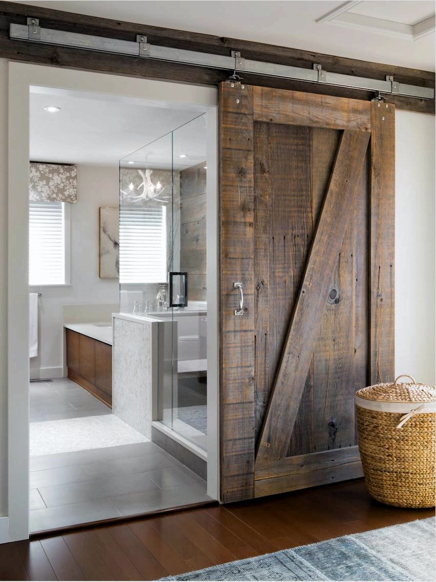 A fürdőszobába masszív, durva fából készült ajtó