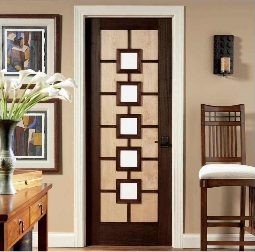 A fából és üvegből készült belső ajtó tökéletesen illeszkedik a belső klasszikus stílushoz