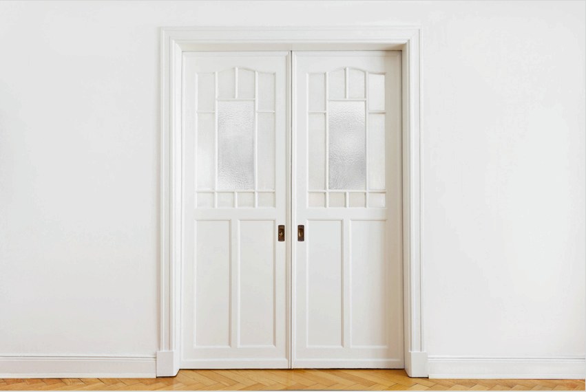 Fehér ajtó üveggel - a belső univerzális elem, amely szinte bármilyen formatervezéshez megfelel