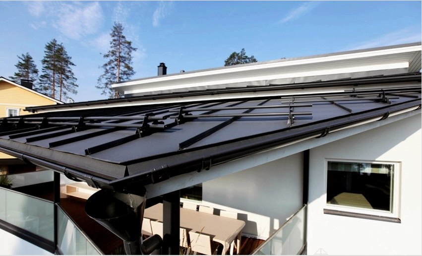 Sík tetővel rendelkező épületeken nem lehetséges külső lefolyórendszer beépítése, ezért lefolyócsatornákkal vannak felszerelve