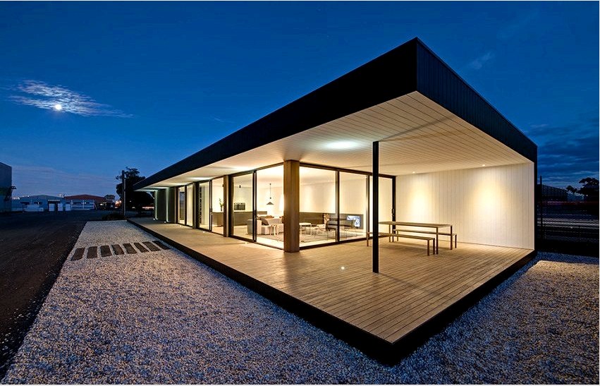 Egyszintes moduláris ház padlótól a mennyezetig üvegezett üveggel 