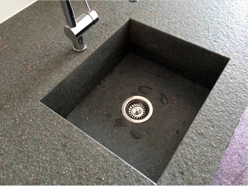 Mosás után a kő mosogatóját szárazra kell törölni, hogy ne maradjon benne nedvesség