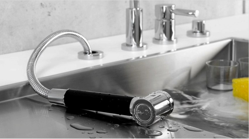 A rozsdamentes mosogató felülete nem romlik forró víz és mosószerek hatására