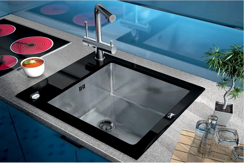 A mosogató mosogató bármilyen felületre és bármilyen belső felületre stílusos