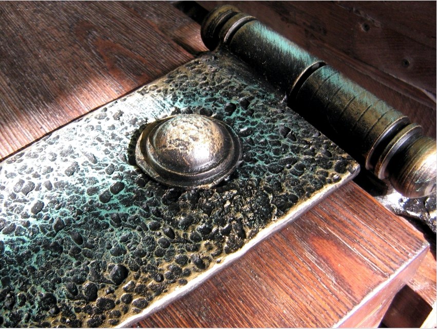 Magas korróziógátló tulajdonságai miatt a fém kalapácsfestéket széles körben használják lakások bejárati ajtóinak bevonására