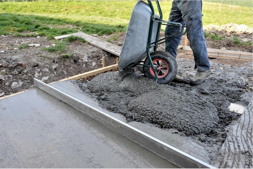Az alaplap homok-beton keverékkel történő öntése szakaszosan történik