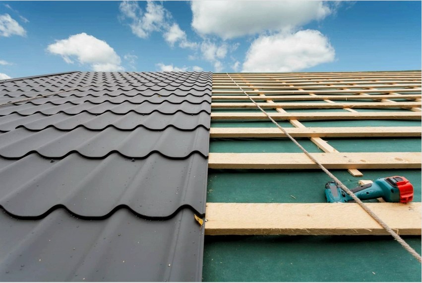 Mielőtt fémcsempét választana tetőnek, ügyeljen a tető szögére