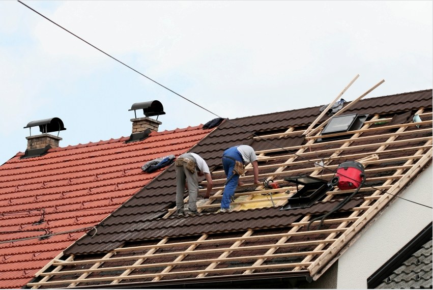 A tetőfedő beszerelésére vonatkozó szabályoknak megfelelően fémlapokkal történő befejező munkákra van szükség