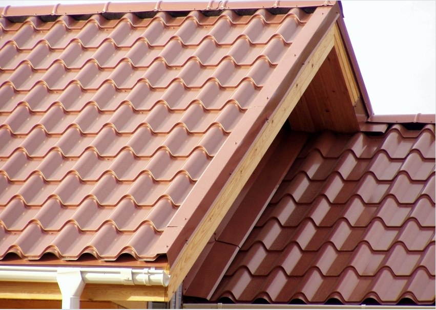 Fémből készült tető tisztításakor fontos, hogy ne sértse meg a polimer anyagból álló felső réteget