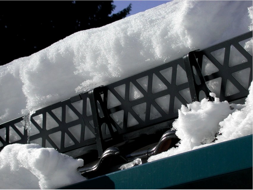 A rácsos hóvisszatartást a fémből készült tető egyik legjobb lehetőségének tekintik.