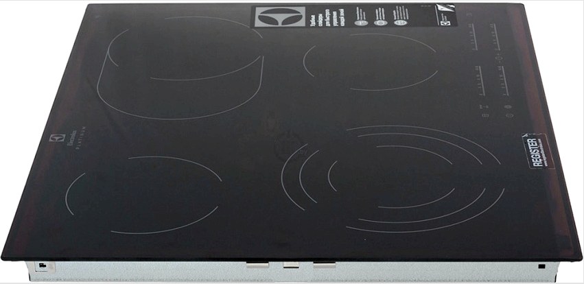 A főzőlap modellje Electrolux EHF96547FK fekete kerámia felülettel és ferde szélekkel rendelkezik a kerület körül