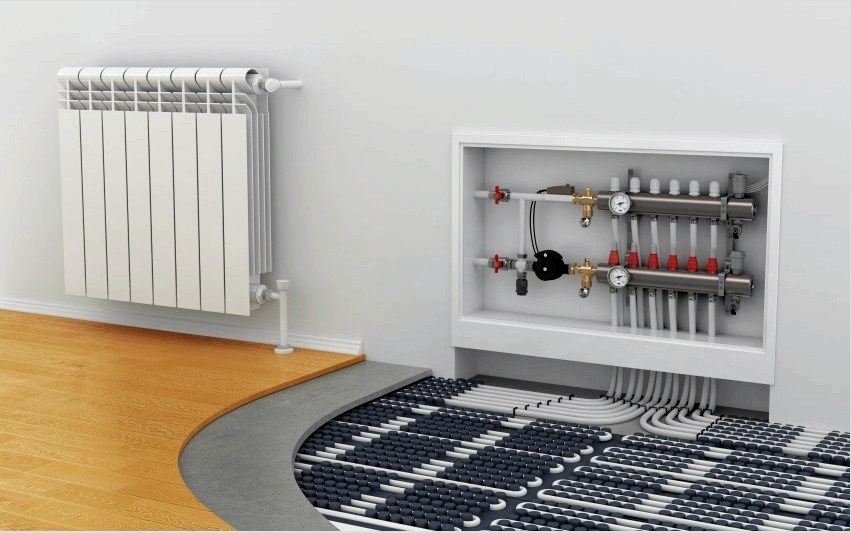 Kombinált fűtés a lakásban radiátorok és víz padlófűtés segítségével