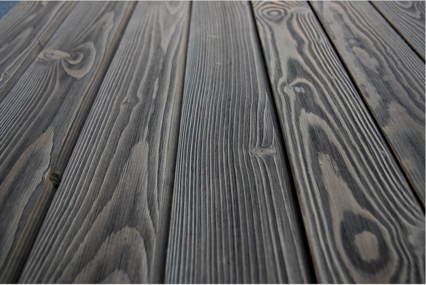 A fekete foltot gyakran használják a fa padló feldolgozására.